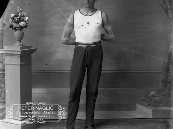 Portret Orla v telovadni opremi v Nagličevem ateljeju - Naglic RA 275