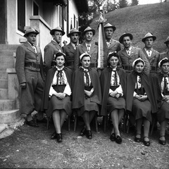 Dekliški in fantovski odsek Orlov pred Homškim prosvetnim domom, leta 1940 - F 1940 1 4 014