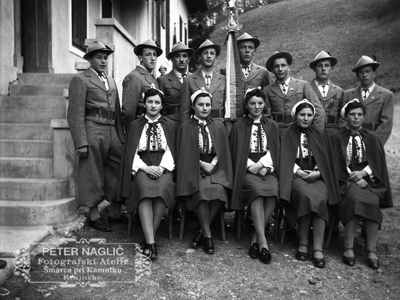 Dekliški in fantovski odsek Orlov pred Homškim prosvetnim domom, leta 1940 - F 1940 1 4 014