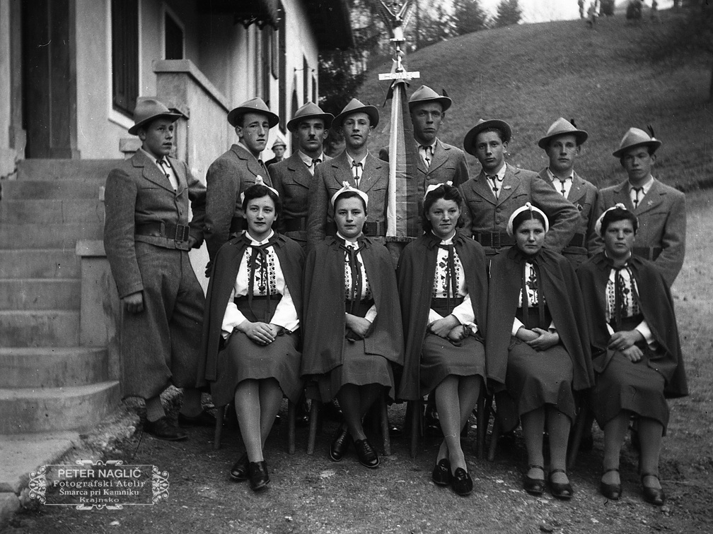 Dekliški in fantovski odsek Orlov pred Homškim prosvetnim domom, leta 1940 - F 1940 1 4 015