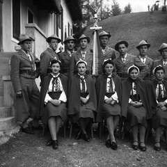 Dekliški in fantovski odsek Orlov pred Homškim prosvetnim domom, leta 1940 - F 1940 1 4 015