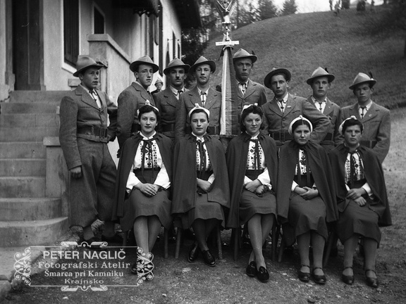 Dekliški in fantovski odsek Orlov pred Homškim prosvetnim domom, leta 1940 - F 1940 1 4 015