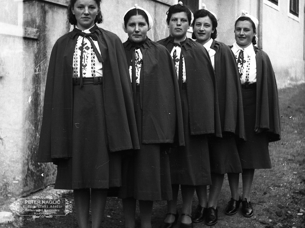 Dekliški odsek Orliv pred Homškim prosvetnim domom, leta 1940 - F 1940 1 4 016