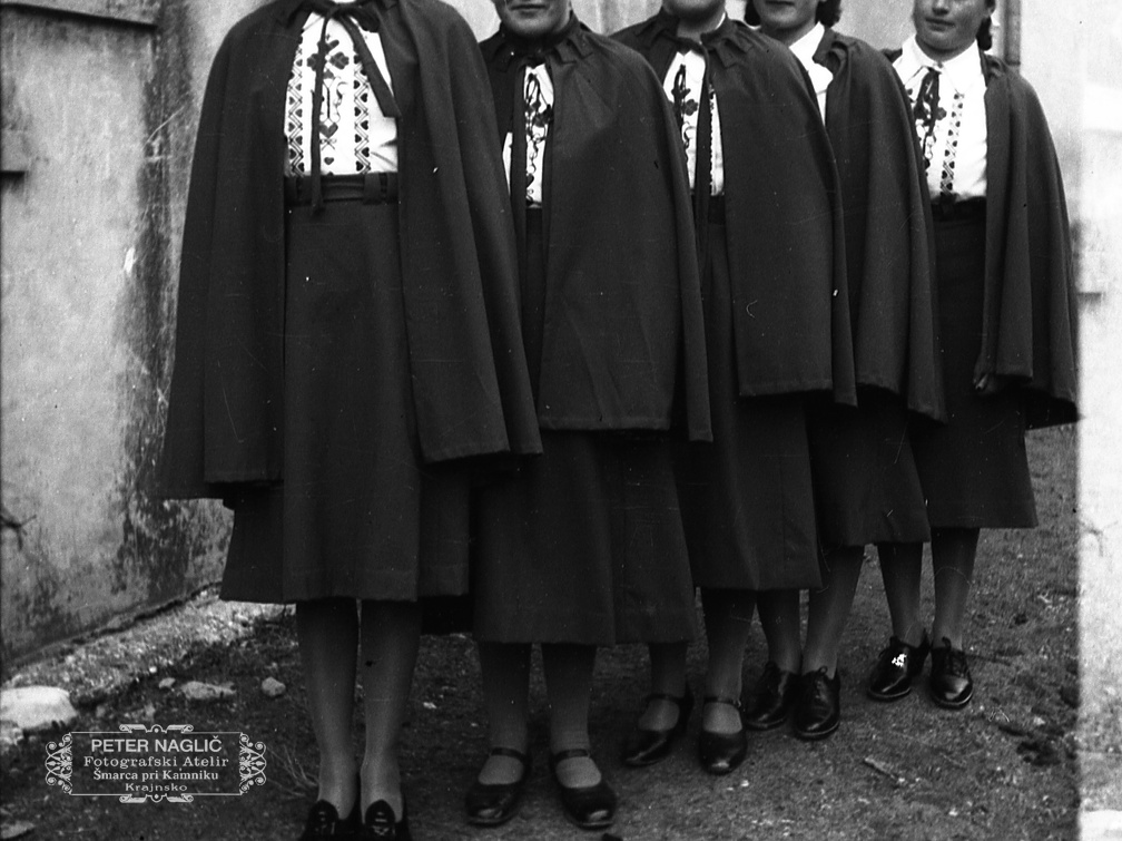 Dekliški odsek Orliv pred Homškim prosvetnim domom, leta 1940 - F 1940 1 4 017