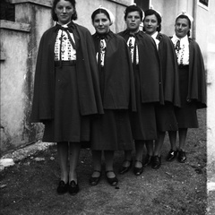 Dekliški odsek Orliv pred Homškim prosvetnim domom, leta 1940 - F 1940 1 4 017