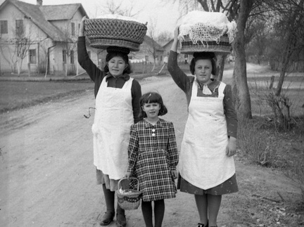 Blagoslov jedi, Terezija Naglič, Katarina Naglič in Justi Jeran, Šmarca leta 1940 - F 1940 1 4 012