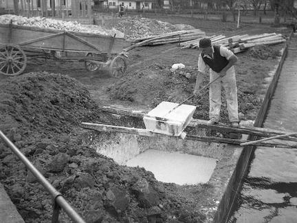 Karel Kotnik pri gašenju apna, Šmarca leta 1940 - F 1940 1 5 014