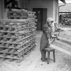 Sušenje ročajev za metle, Šmarca leta 1940 - F 1940 1 5 015