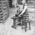 Naglič Terezija pri prirezovanju ščetk, Šmarca - F 1940 1 5 016