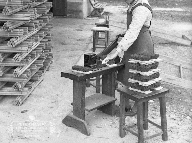 Naglič Terezija pri prirezovanju ščetk, Šmarca - F 1940 1 5 016