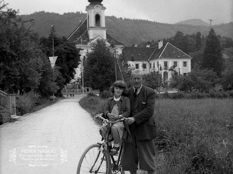 Jožef Jeran, Katarina Naglič in Frančiška Naglič v Velesovem leta 1940 - F 1940 1 6 003