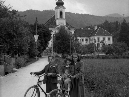 Peter Naglič s svojo hčerko Katarino Naglič v Velesovem  leta 1940 - F 1940 1 6 004