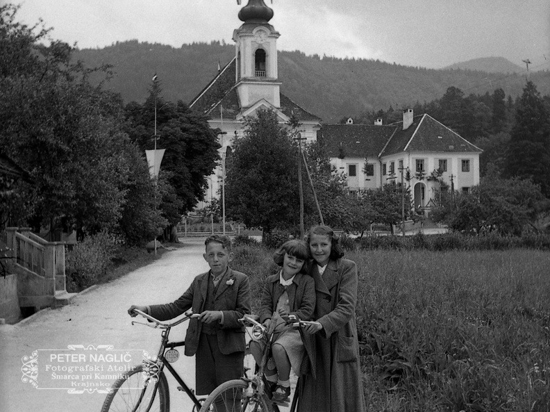 Peter Naglič s svojo hčerko Katarino Naglič v Velesovem  leta 1940 - F 1940 1 6 004