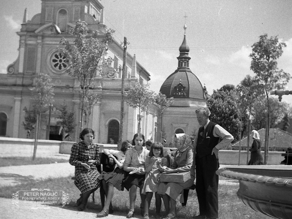 Nagličeva družina na Brezjah ob 20 letnici poroke, 26. maja 1940 - F 1940 1 8 011