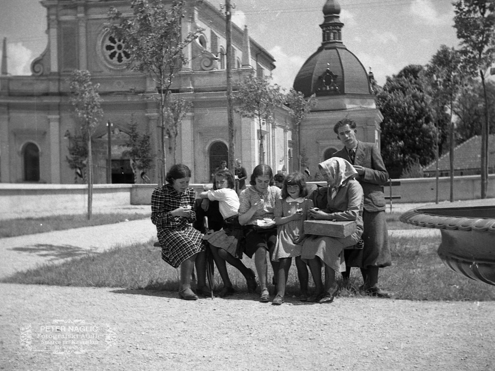 Nagličeva družina na Brezjah ob 20 letnici poroke, 26. maja 1940 - F 1940 1 8 012