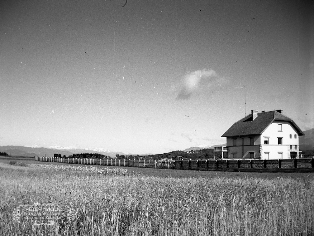 Zajčeva vila v Šmarci leta 1940 - F 1940 1 9 002