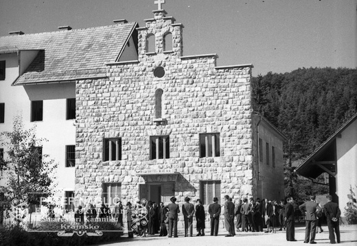 Kapela in Zdravstveni zavod v Ponikvah pri Dobrepolju leta 1940 - F 1940 1 9 007