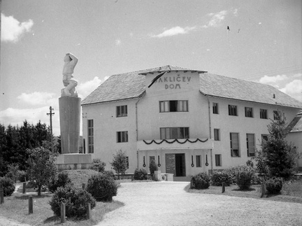 Videm - Dobrepolje, Jakličev dom in spomenik padlim 1914 - 1918, leta 1940 - F 1940 1 10 014