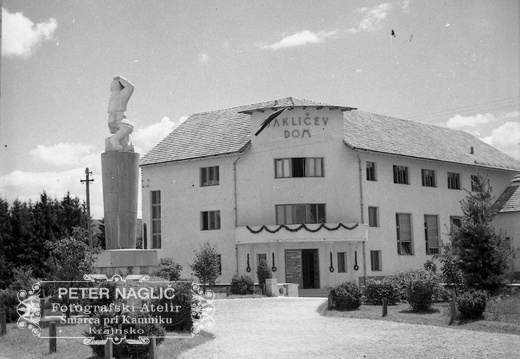 Videm - Dobrepolje, Jakličev dom in spomenik padlim 1914 - 1918, leta 1940 - F 1940 1 10 014