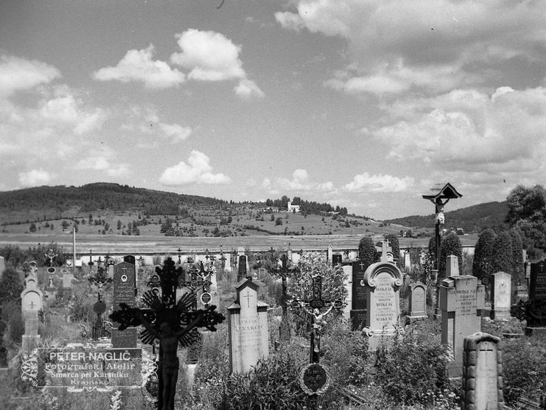 Videm - Dobrepolje, pokopališče ob župnijski cerkvi leta 1940 - F 1940 1 10 015