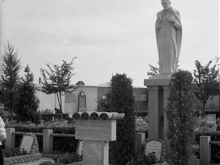 Grob škofa Janeza Gnidovca na Žalah leta 1940 - F 1940 1 11 003
