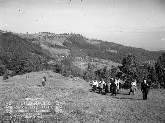 Mirovna pobožnost na Kureščku, romarji se zbirajo leta 1940 - F 1940 1 12 001