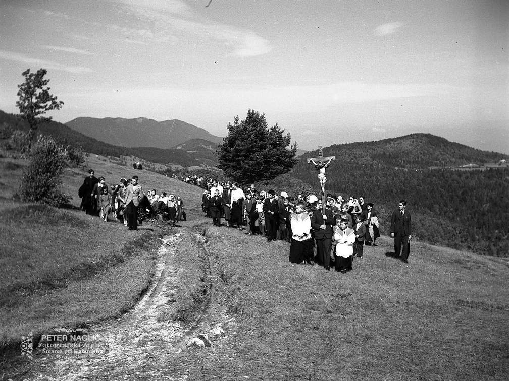 Procesija z romarji se pomika proti cerkvi na Kureščku leta 1940 - F 1940 1 12 004