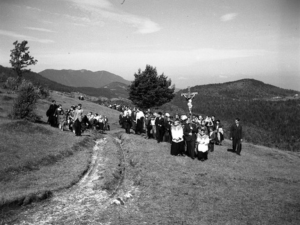 Procesija z romarji se pomika proti cerkvi na Kureščku leta 1940 - F 1940 1 12 004