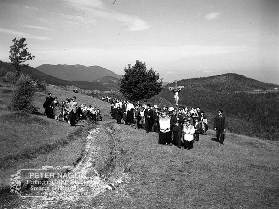 Procesija z romarji se pomika proti cerkvi na Kureščku leta 1940 - F 1940 1 12 004