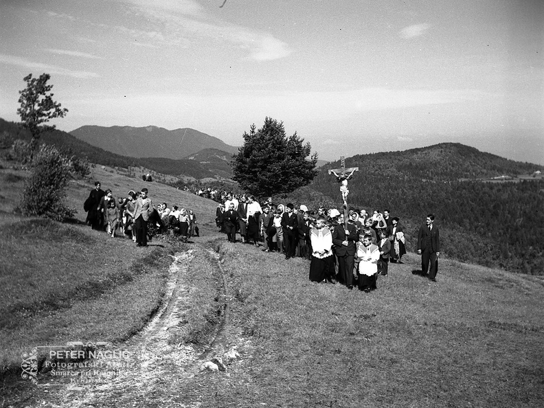Procesija z romarji se pomika proti cerkvi na Kureščku leta 1940 - F 1940 1 12 004