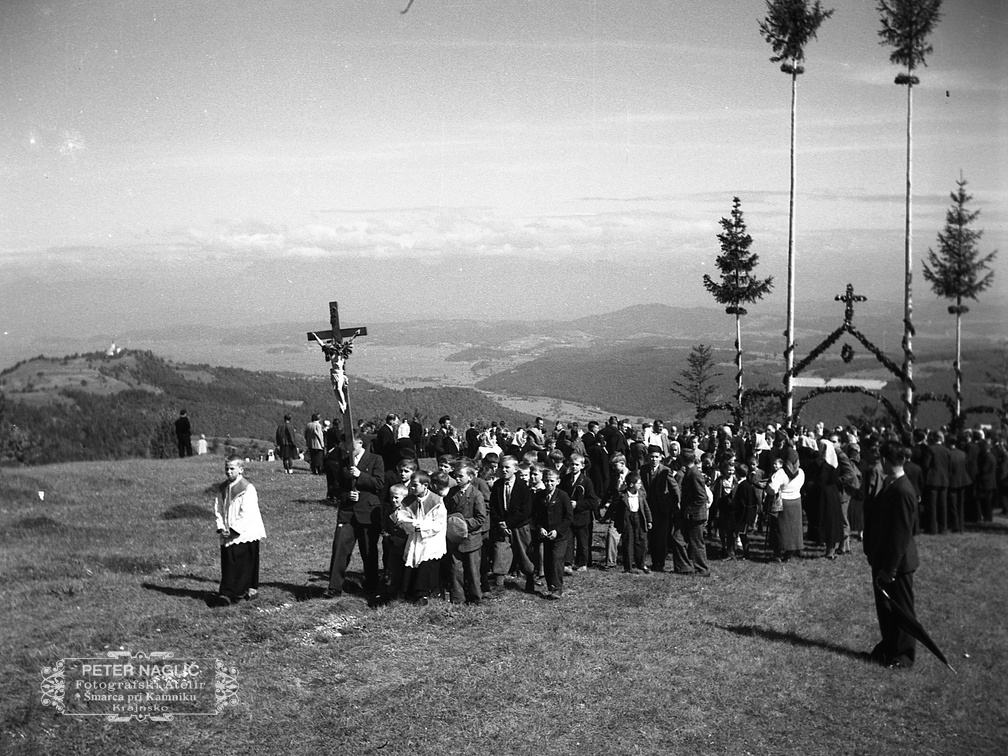 Procesija z romarji se pomika proti cerkvi na Kureščku leta 1940 - F 1940 1 12 005