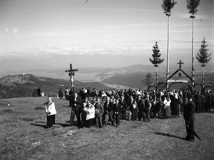 Procesija z romarji se pomika proti cerkvi na Kureščku leta 1940 - F 1940 1 12 005