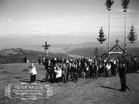Procesija z romarji se pomika proti cerkvi na Kureščku leta 1940 - F 1940 1 12 005