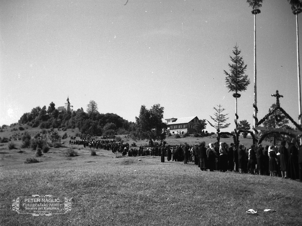 Procesija z romarji se pomika mimo planinskega doma proti cerkvi na Kureščku leta 1940 - F 1940 1 12 006