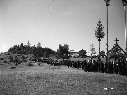 Procesija z romarji se pomika mimo planinskega doma proti cerkvi na Kureščku leta 1940 - F 1940 1 12 006