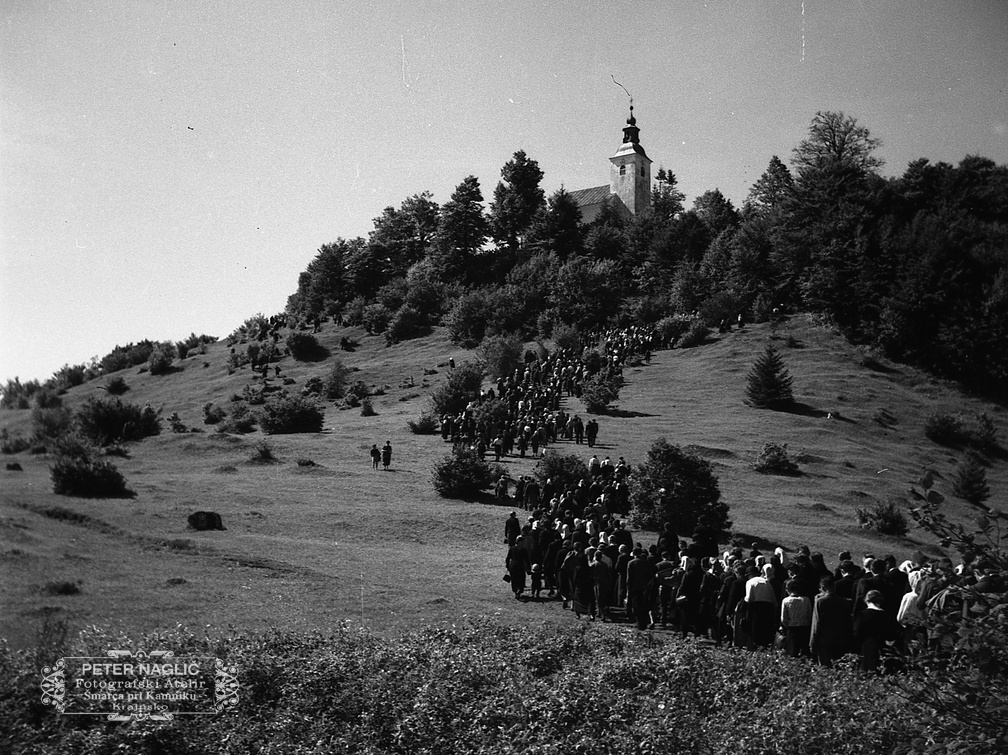 Kurešček, procesija z romarji se pomika proti cerkvi leta 1940 - F 1940 1 12 008