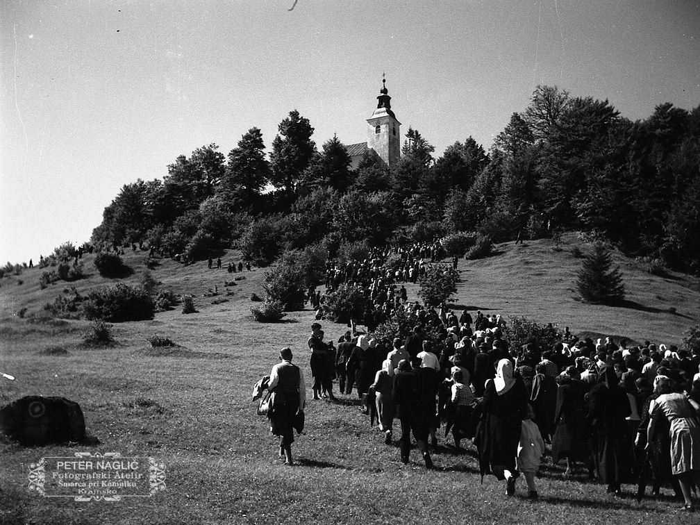 Kurešček, procesija z romarji se pomika proti cerkvi leta 1940 - F 1940 1 12 009