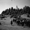 Kurešček, procesija z romarji se pomika proti cerkvi leta 1940 - F 1940 1 12 009