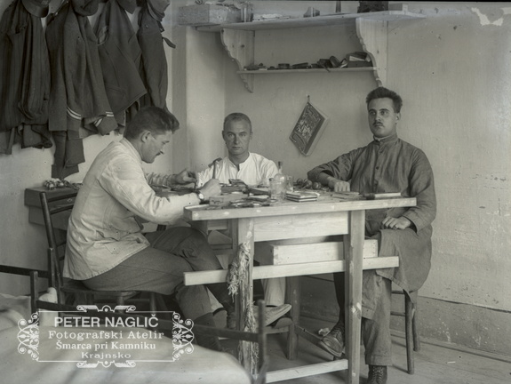 Italijanski ujetniki kot urarji med delom - 83  1175