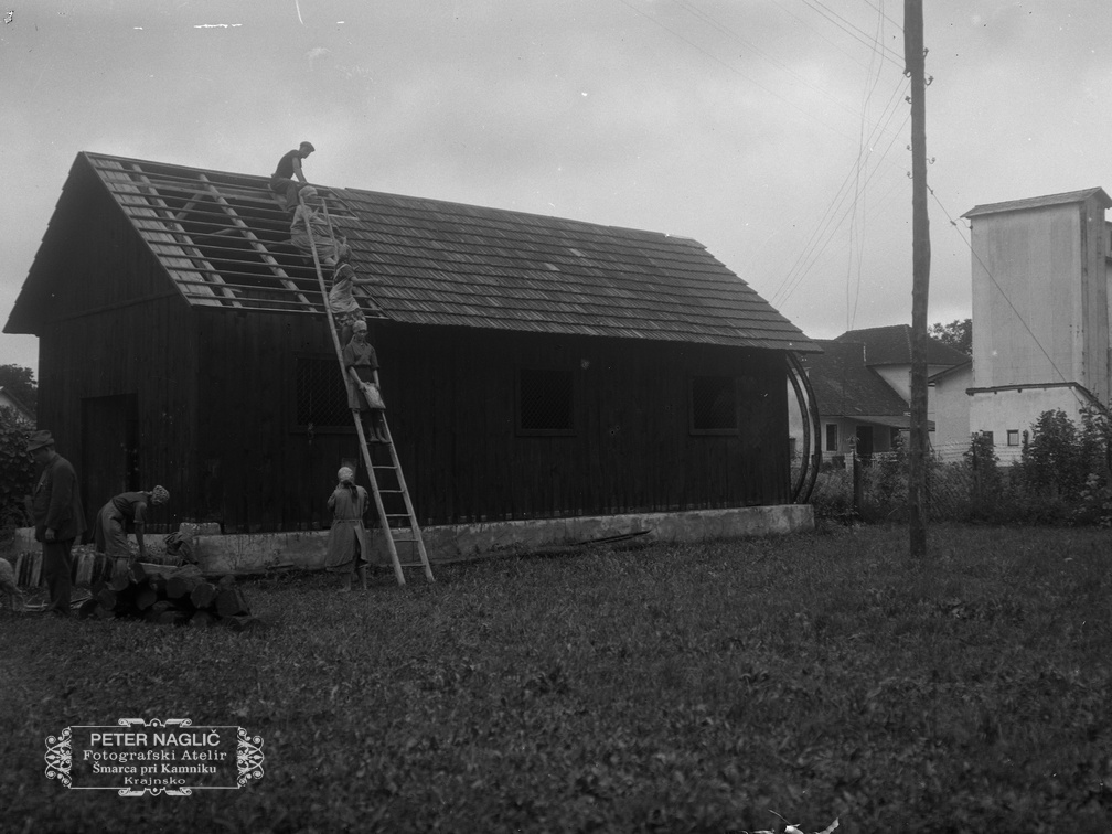 Podiranje šupe, kjer stoji Karolova hiša - Naglic024