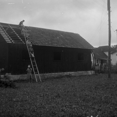 Podiranje šupe, kjer stoji Karolova hiša - Naglic024