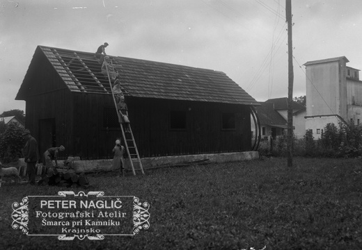 Podiranje šupe, kjer stoji Karolova hiša - Naglic024