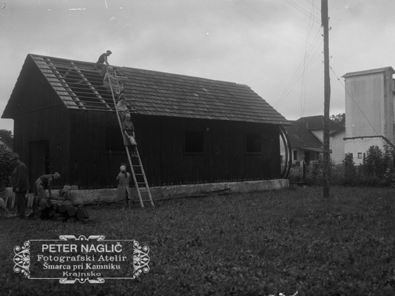 Podiranje šupe, kjer stoji Karolova hiša - Naglic024