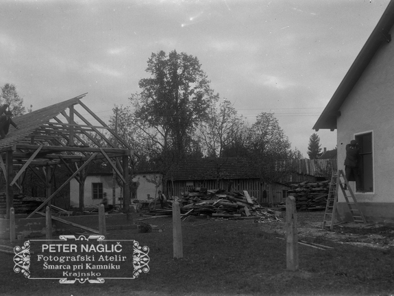 Postavljanje šuše za les pri strojni delavnici, ki je še lesena - Naglic025