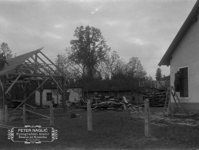 Postavljanje šuše za les pri strojni delavnici, ki je še lesena - Naglic025