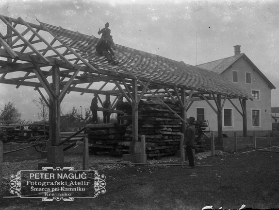 Nabijanje lat na šupo za les,1923 - Naglic027