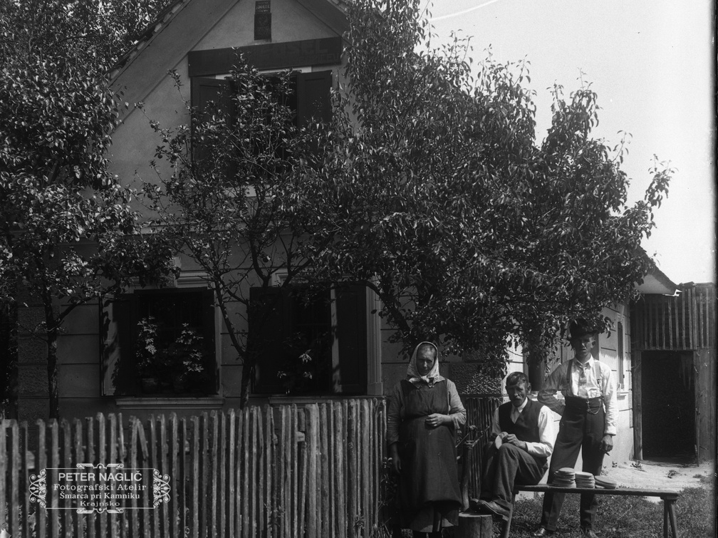 Krtačar Fran Osel iz Trboj pri Kranju pri svoji hiši - Naglic034