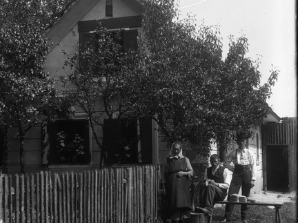 Krtačar Fran Osel iz Trboj pri Kranju pri svoji hiši - Naglic034