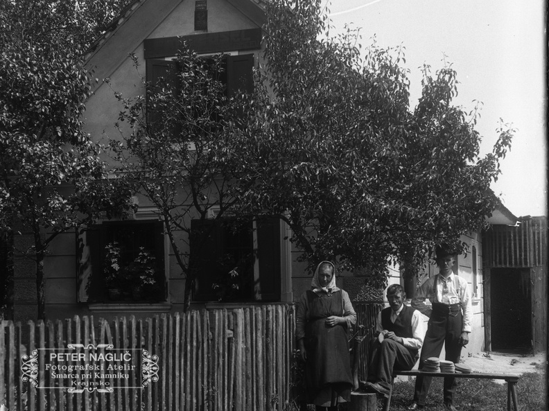 Krtačar Fran Osel iz Trboj pri Kranju pri svoji hiši - Naglic034