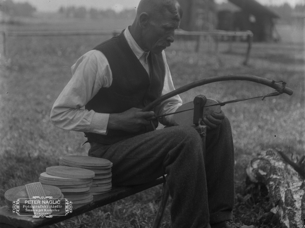 Fran Osel vrta konjske deščice na primitiven način z lokom - Naglic035